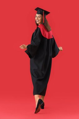 Kırmızı arka planda bayan lisans öğrencisi