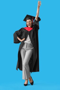 Mavi arka planda mutlu bayan öğrenci