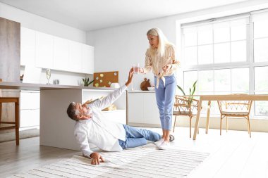 Olgun bir kadın ve kocası mutfakta kalp krizi geçiriyorlar.