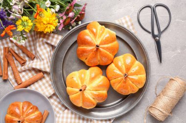 Gri arka planda lezzetli balkabağı şekilli çörekler