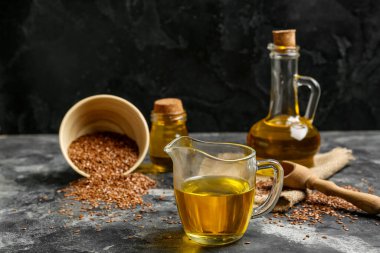 Keten yağı ve tohumlarla dolu bir sürahi.