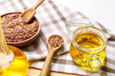 Kavanozda keten yağı ve tohumlar var, yakın plan.