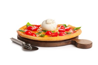 Tahta tahtada beyaz arka planda Burrata peyniri olan lezzetli pizzalar.