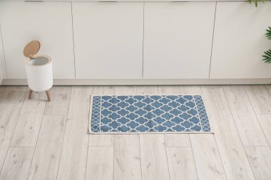 Şık halı ve çöp tenekesi mutfakta.