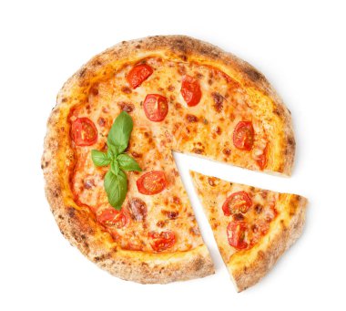 Domatesli margarita ve beyaz arka planda fesleğen.