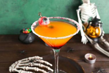 Cadılar Bayramı için masada bir bardak lezzetli Margarita kokteyli.