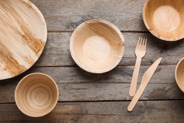 ahşap zemin üzerinde farklı yemek takımı