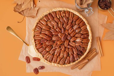 Turuncu arka planda lezzetli cevizli turta.