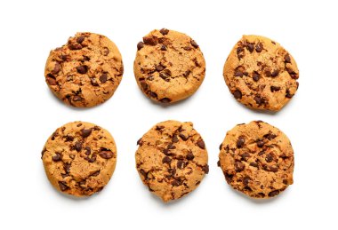 Beyaz arka planda çikolata parçalı lezzetli kurabiyeler