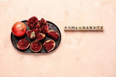 Kelime şairanesi ve pembe arka planda taze meyve tabağı
