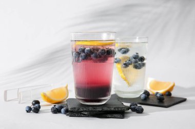 Beyaz arka planda taze yaban mersinli limonata.