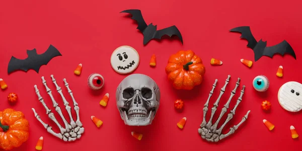 Kompozice Sladkostmi Halloweenskou Výzdobou Červeném Pozadí Pohled Shora — Stock fotografie