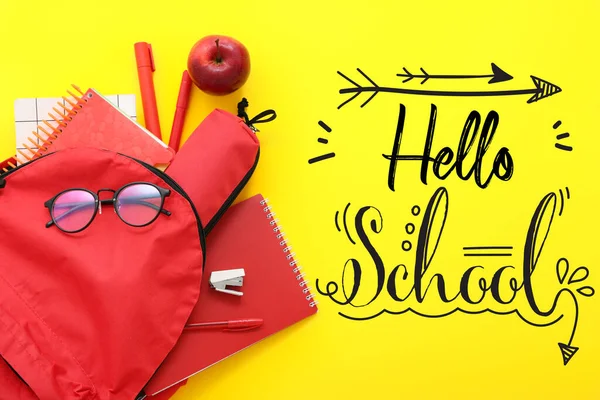 Mochila Vermelha Com Óculos Artigos Papelaria Maçã Texto Hello School — Fotografia de Stock