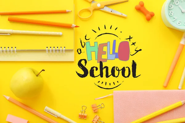Texto Hello School Maçã Artigos Papelaria Sobre Fundo Amarelo — Fotografia de Stock