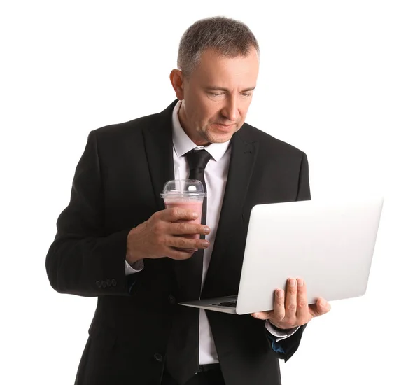 Modent Forretningsmann Med Glass Fruktsmoothie Laptop Hvit Bakgrunn – stockfoto