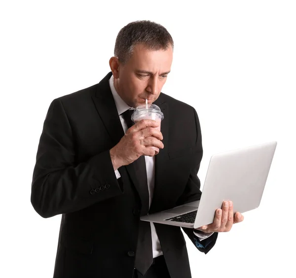 Ältere Geschäftsmann Mit Laptop Trinken Frucht Smoothie Auf Weißem Hintergrund — Stockfoto