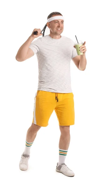 Sportig Mogen Man Med Glas Vegetabilisk Smoothie Och Tennisracket Vit — Stockfoto