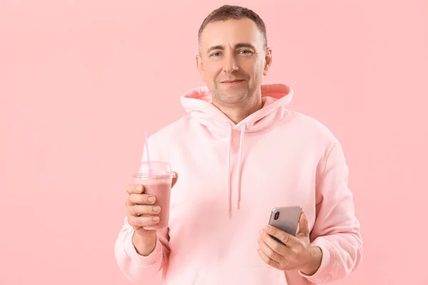 Ώριμος Άντρας Ποτήρι Smoothie Φρούτων Και Κινητό Τηλέφωνο Ροζ Φόντο — Φωτογραφία Αρχείου