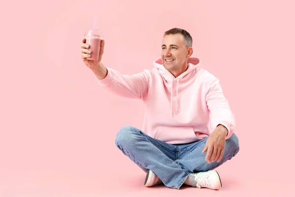 Ώριμος Άνθρωπος Ένα Ποτήρι Smoothie Φρούτων Κάθεται Ροζ Φόντο — Φωτογραφία Αρχείου