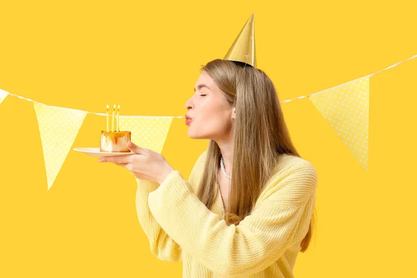 Młoda Kobieta Kawałkiem Tortu Urodzinowego Życzenia Żółtym Tle — Zdjęcie stockowe