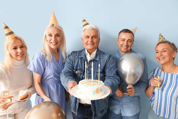Personas Maduras Con Tarta Globos Celebrando Cumpleaños Sobre Fondo Azul —  Fotos de Stock