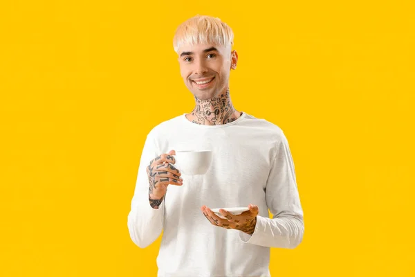 Jovem Tatuado Homem Com Xícara Café Fundo Amarelo — Fotografia de Stock