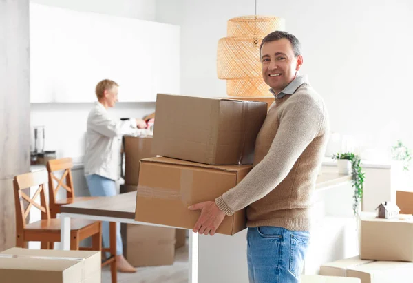 Mature Man Cardboard Boxes Kitchen Moving Day — Stock Photo, Image