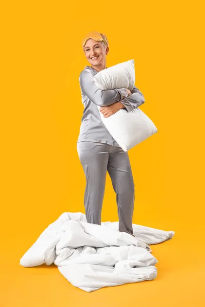 Зрелая Женщина Пижаме Подушкой Желтом Фоне — стоковое фото