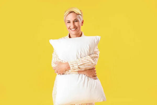 Ältere Frau Schlafanzug Mit Kissen Auf Gelbem Hintergrund — Stockfoto