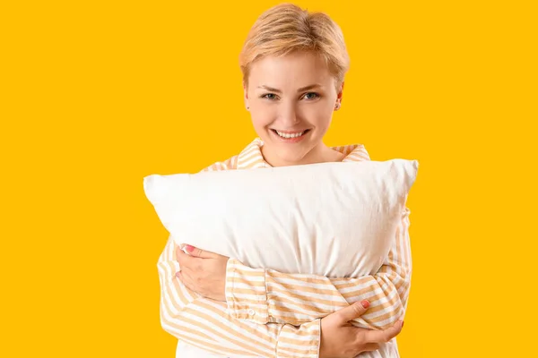 Junge Frau Schlafanzug Mit Kissen Auf Gelbem Hintergrund — Stockfoto