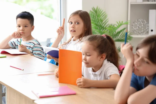 Kleine Schüler Haben Unterricht Klassenzimmer — Stockfoto