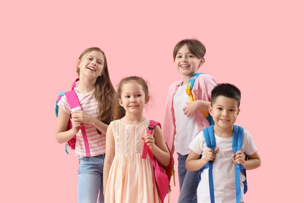 Маленькие Зрачки Рюкзаками Розовом Фоне — стоковое фото
