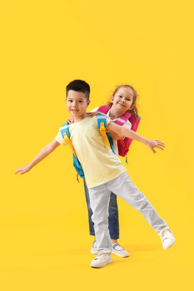 Милі Маленькі Зіниці Рюкзаками Жовтому Тлі — стокове фото