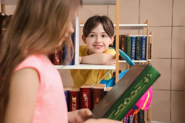 Słodkie Małe Uczennice Bibliotece — Zdjęcie stockowe