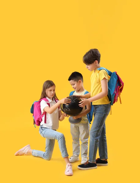Маленькі Учні Глобусом Жовтому Тлі — стокове фото