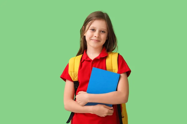 Klein Schoolmeisje Met Boek Groene Achtergrond — Stockfoto