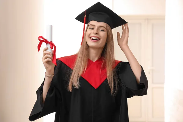 Salonda Diploması Olan Kız Öğrenci — Stok fotoğraf