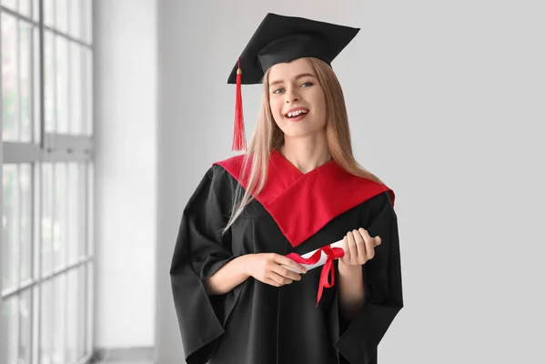 Vrouwelijke Afgestudeerde Student Met Diploma Buurt Venster Kamer — Stockfoto