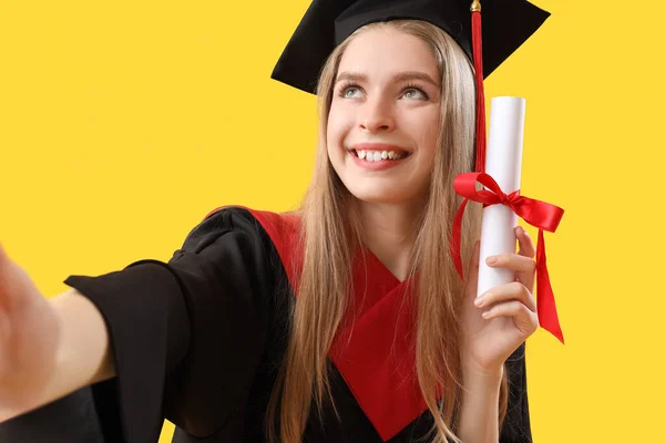 Absolventin Mit Diplom Macht Selfie Auf Gelbem Hintergrund Nahaufnahme — Stockfoto