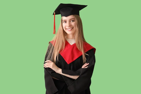 Vrouwelijke Afgestudeerde Student Groene Achtergrond — Stockfoto