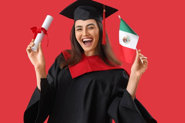 持有墨西哥国旗和红色背景文凭的女研究生 — 图库照片