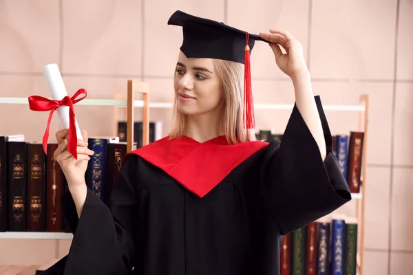 Női Diplomás Hallgató Könyvtári Diplomával — Stock Fotó