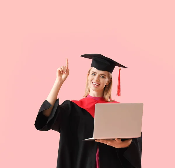 Γυναίκα Μεταπτυχιακή Φοιτήτρια Φορητό Υπολογιστή Που Δείχνει Κάτι Ροζ Φόντο — Φωτογραφία Αρχείου