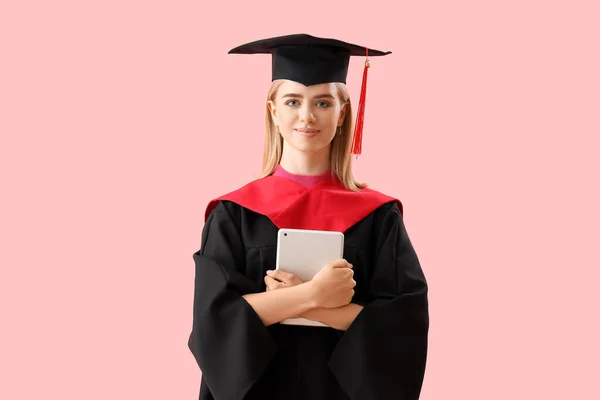 Kvinnelig Utdannet Student Med Tablett Datamaskin Rosa Bakgrunn – stockfoto