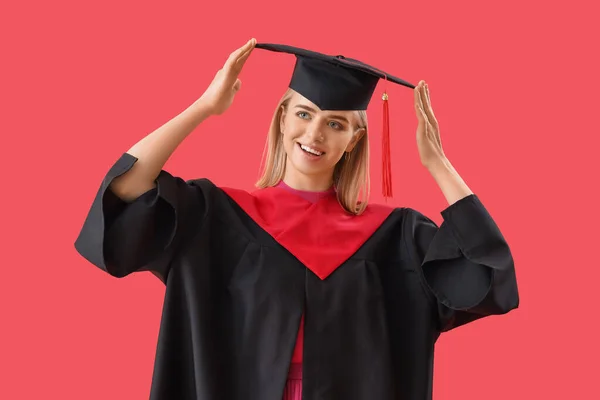 Estudante Pós Graduação Feminina Fundo Vermelho — Fotografia de Stock