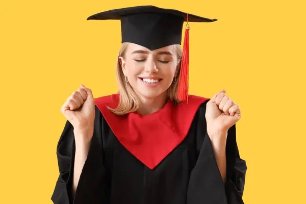 Boldog Női Diplomás Diák Sárga Háttér Közelkép — Stock Fotó