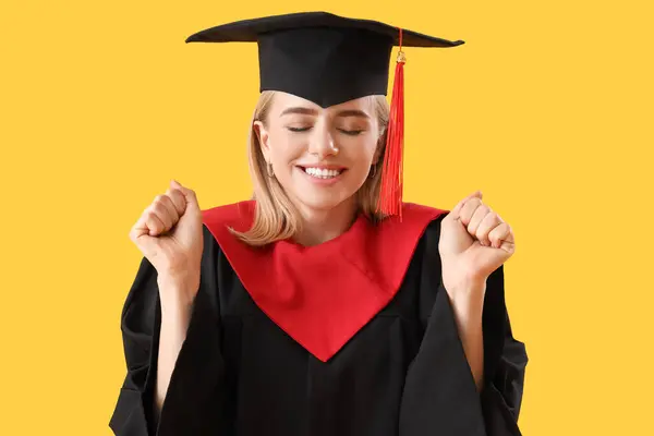 Heureuse Étudiante Diplômée Sur Fond Jaune Gros Plan — Photo