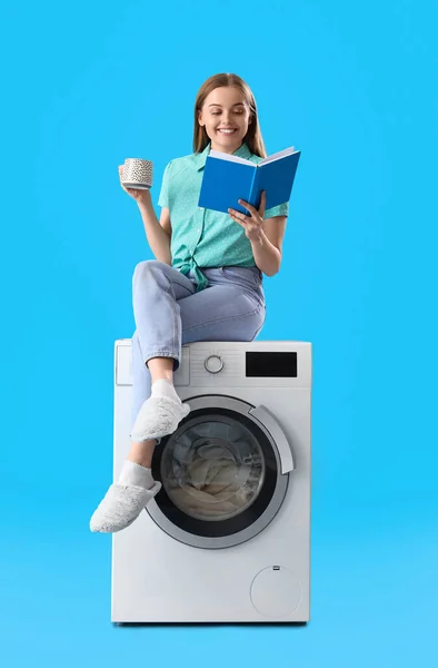 세탁기에 파란색 배경에 마시는 — 스톡 사진