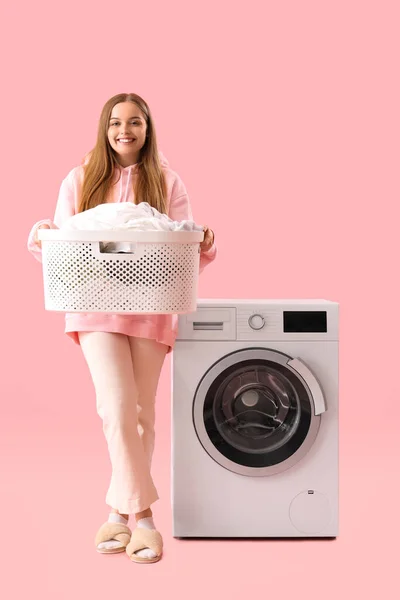 Mulher Bonita Segurando Cesta Com Roupa Suja Perto Máquina Lavar — Fotografia de Stock