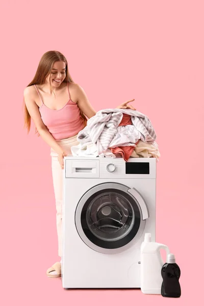 Mulher Muito Jovem Perto Máquina Lavar Roupa Com Pilha Roupas — Fotografia de Stock